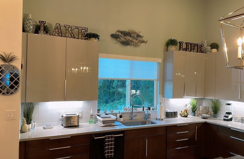 Highland Lake Estates Maison | Deer & Lake Sanctuary: POOL, HOT TUB, GOLFCART! Feed deer at a private oasis!