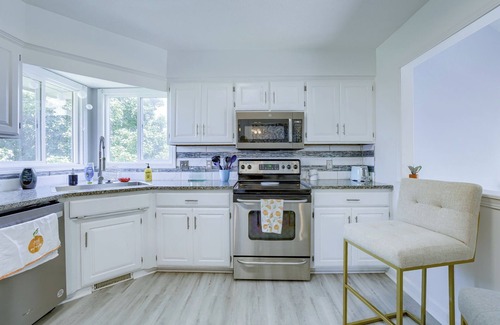 Millard Maison | Deja Blue In ♥ Of Omaha ~HOT TUB- 2 King Beds-Park-4BR-Park-Trails-Lake-Eclectic