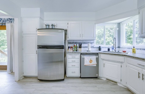 Millard Maison | Deja Blue In ♥ Of Omaha ~HOT TUB- 2 King Beds-Park-4BR-Park-Trails-Lake-Eclectic