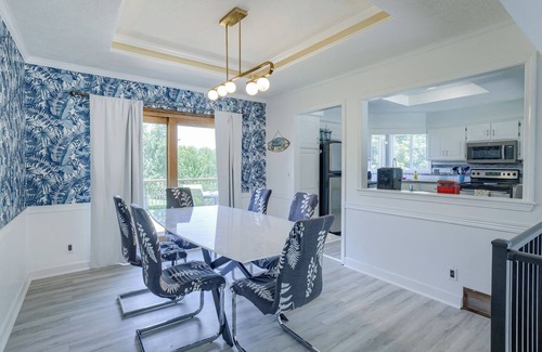 Millard Maison | Deja Blue In ♥ Of Omaha ~HOT TUB- 2 King Beds-Park-4BR-Park-Trails-Lake-Eclectic