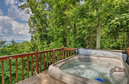 Walnut Mountain Maison | Deja View Cabin with Hot Tub Pets Welcome!