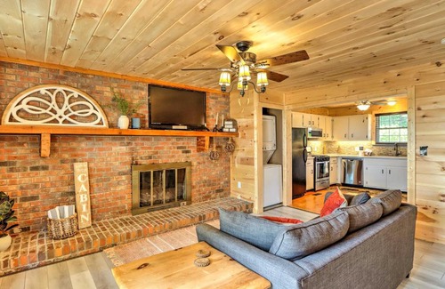 Walnut Mountain Maison | Deja View Cabin with Hot Tub Pets Welcome!