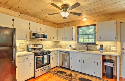 Walnut Mountain Maison | Deja View Cabin with Hot Tub Pets Welcome!