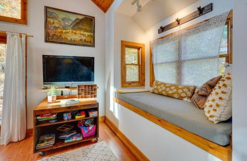 Delaware Maison | Delaware Wooded River Retreat with Views and More