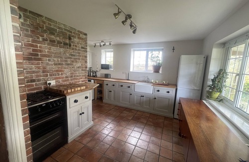 Claverham Appartement | Delightful 2 bed cottage near airport with Free Parking and Wi-fi