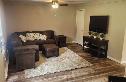 Woodbine Appartement | Delightful 2-bedroom apartment with AC in Rockholds. It's a true retreat!