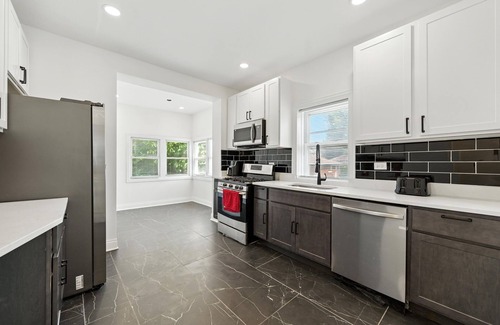 Avalon Park Maison | Delightful 5-bedroom house with AC in vibrant Chicago