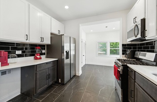 Avalon Park Maison | Delightful 5-bedroom house with AC in vibrant Chicago