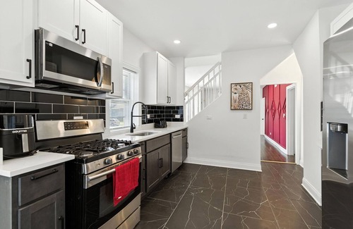 Avalon Park Maison | Delightful 5-bedroom house with AC in vibrant Chicago