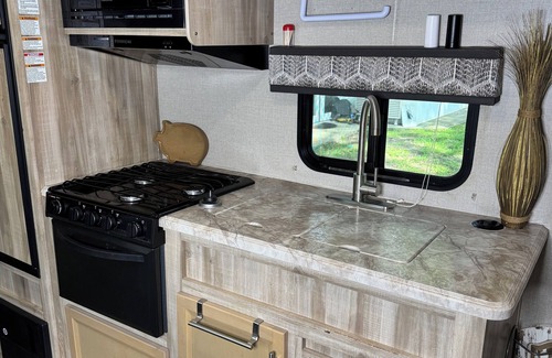 Murrells Inlet Maison | Delightful Camper RV with AC in charming Murrells Inlet - walk to restaurants