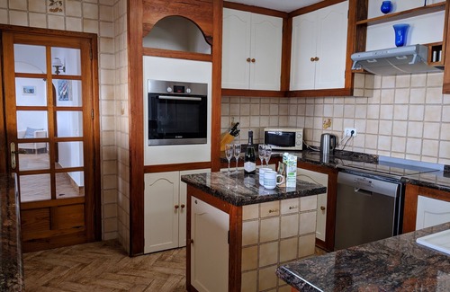 Guime Villa | Charmante villa de 3 chambres adaptée aux enfants avec vue imprenable sur la mer, bain à remous et climatisation