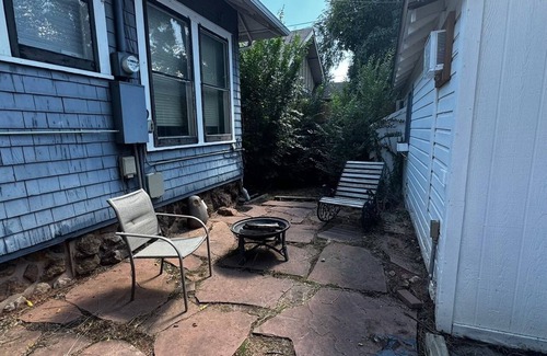 Central Colorado Springs Maison | Delightful Downtown 3-bedroom house with AC in Colorado Springs - Old North End!
