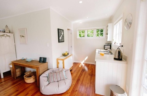 Whangamata Appartement | Charmant studio S / C ensoleillé surélevé