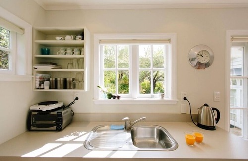 Whangamata Appartement | Charmant studio S / C ensoleillé surélevé