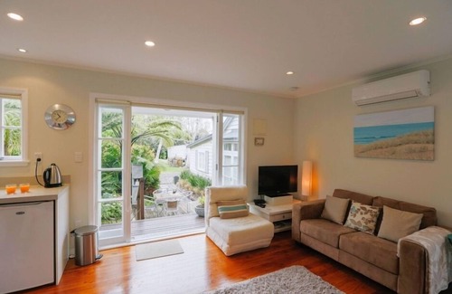 Whangamata Appartement | Charmant studio S / C ensoleillé surélevé