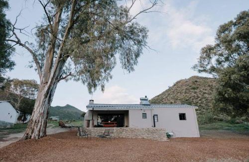 Langeberg Appartement | Delightful farmhouse with hottub