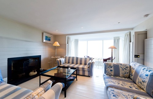 Ardmore Copropriété | Delightful four bedroom cottage with incredible views over Ardmore Bay below