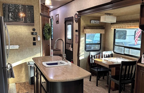 Salt Springs Location De VR | Delightful Glamping 5th wheel 2-bedroom with AC, WiFi in nice Fort McCoy