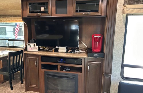 Salt Springs Location De VR | Delightful Glamping 5th wheel 2-bedroom with AC, WiFi in nice Fort McCoy