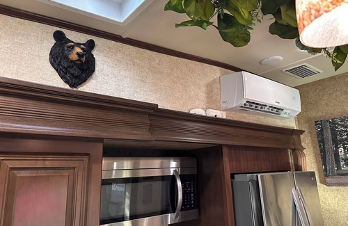 Salt Springs Location De VR | Delightful Glamping 5th wheel 2-bedroom with AC, WiFi in nice Fort McCoy