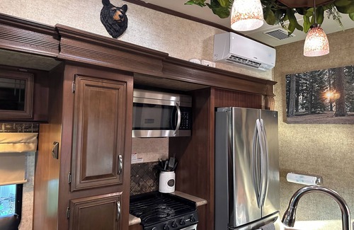 Salt Springs Location De VR | Delightful Glamping 5th wheel 2-bedroom with AC, WiFi in nice Fort McCoy