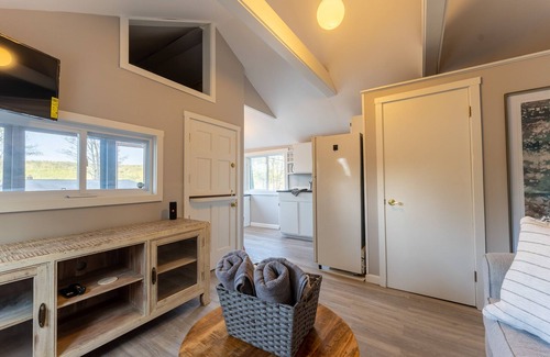 Alton Bay Cabine | Delightful Lake View Cabin in Alton Bay Now featuring Lake Access, AC/ TV/ WiFi
