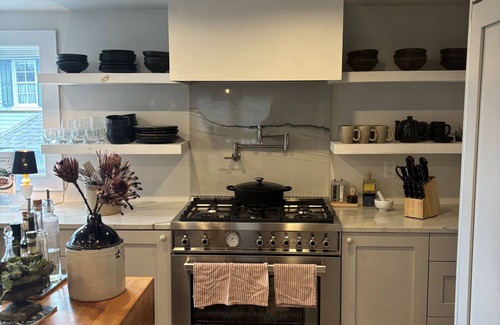 Rowayton Maison | Delightful Light-Filled Bungalow Walk To Beach And Rowayton Village