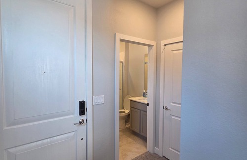 Pittmann Maison | Delightful own entrance 1b1b with AC in Henderson