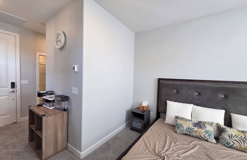 Pittmann Maison | Delightful own entrance 1b1b with AC in Henderson