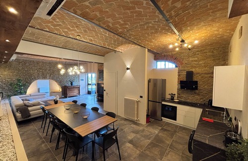 Mango Autre | Delightful Restored Farmhouse with Infinity Pool, AC & Wifi in Langhe, Piemonte