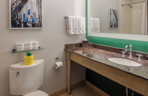 Downtown Chicago Hôtel | Delightful Room w/ Whimsical Decor & Modern Amenities Near Magnificent Mile