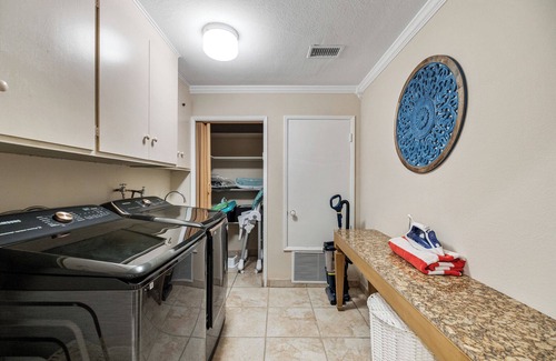 El Mirador Maison | Delightfully spacious 4BR estate w big pool, games, walk downtown