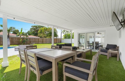 Deerfield Beach Maison | Delilas Chic 3 Bedroom 2 bath Abode with Heated Pool