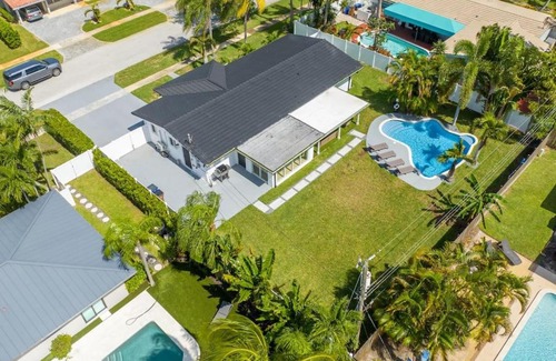 Deerfield Beach Maison | Delilas Chic 3 Bedroom 2 bath Abode with Heated Pool