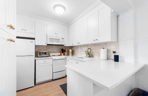 Delray Beach Cottage | Beautiful Beachfront Bungalow-Pool, Hot Tub, Sleeps 4-5, >5mins From Everything!
