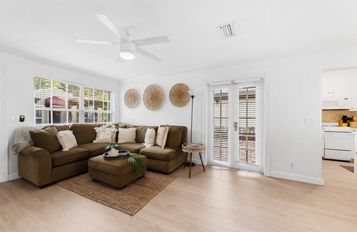 Delray Beach Cottage | Beautiful Beachfront Bungalow-Pool, Hot Tub, Sleeps 4-5, >5mins From Everything!