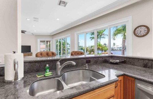 Delray Beach Villa | INTERCOASTAL WATERFRONT HOME: Bain à remous, vélos, barbecue, vue sur l’eau à 160 degrés.