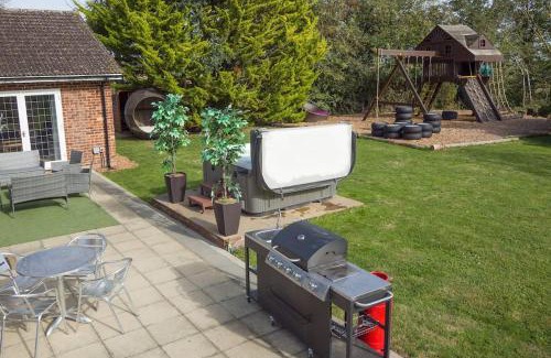 Howlett End Maison | Deluxe 1 Bed Versace Hot Tub Sky TV Cinema Screen