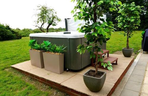 Howlett End Maison | Deluxe 1 Bed Versace Hot Tub Sky TV Cinema Screen