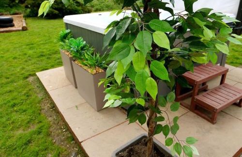 Howlett End Maison | Deluxe 1 Bed Versace Hot Tub Sky TV Cinema Screen
