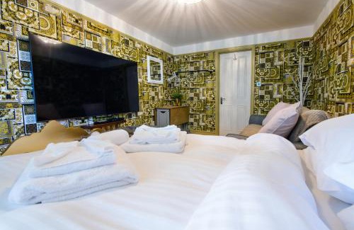 Howlett End Maison | Deluxe 1 Bed Versace HotTub SkyTV
