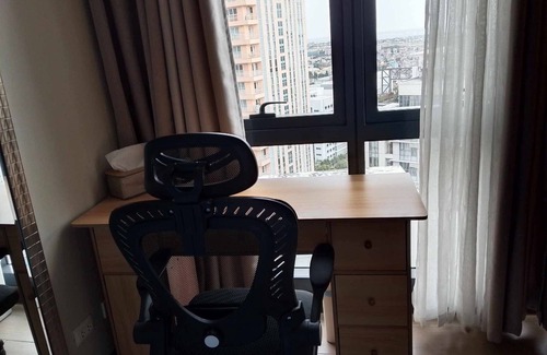 Pinagsama Copropriété | Deluxe 1BR 27th floor in Taguig/BGC w/balcony, amazing view of bay, wi-fi+55" TV