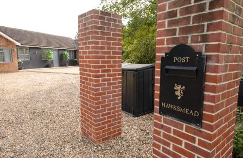 Halstead Appartement | Deluxe 2 Bed Versace Bungalow Hot Tub, Sky TV, Cinema Screen Saffron Walden
