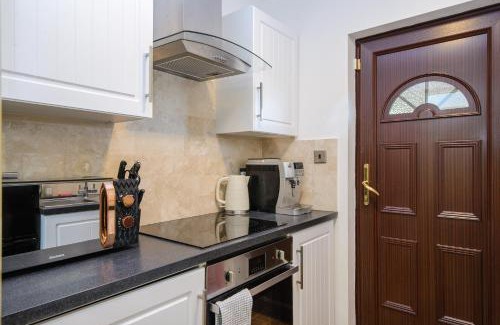 Halstead Appartement | Deluxe 2 Bed Versace Bungalow Hot Tub, Sky TV, Cinema Screen Saffron Walden