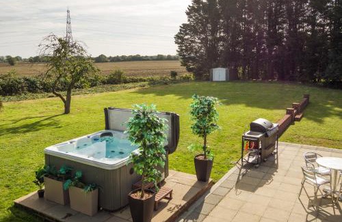 Halstead Appartement | Deluxe 2 Bed Versace Bungalow Hot Tub, Sky TV, Cinema Screen Saffron Walden