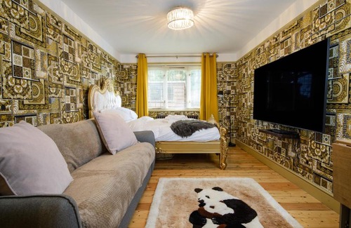Halstead Appartement | Deluxe 2 Bed Versace Bungalow Hot Tub, Sky TV, Cinema Screen Saffron Walden