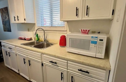 Port Dover Appartement | Deluxe 2BD Movie Lounge Unit in Port Dover