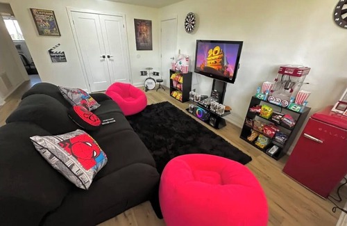 Port Dover Appartement | Deluxe 2BD Movie Lounge Unit in Port Dover