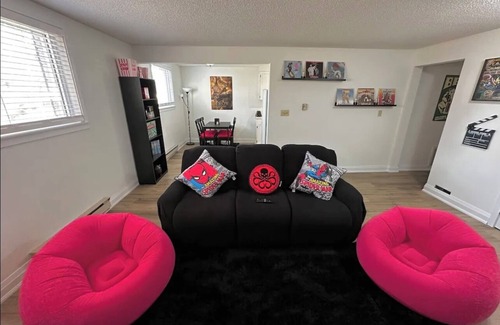 Port Dover Appartement | Deluxe 2BD Movie Lounge Unit in Port Dover