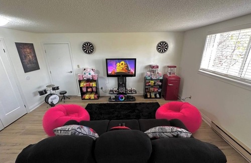 Port Dover Appartement | Deluxe 2BD Movie Lounge Unit in Port Dover
